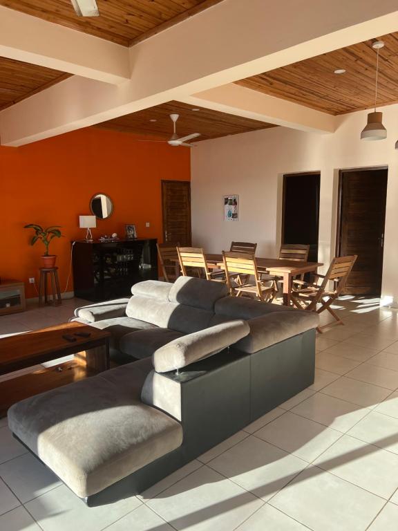 un soggiorno con un divano e un tavolo di Villa en face de pain de sucre 