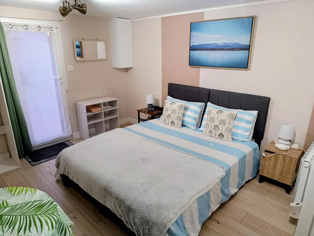 Ένα ή περισσότερα κρεβάτια σε δωμάτιο στο Studio cosy, tout équipé, WI-FI proche Clinique Saint-Pierre