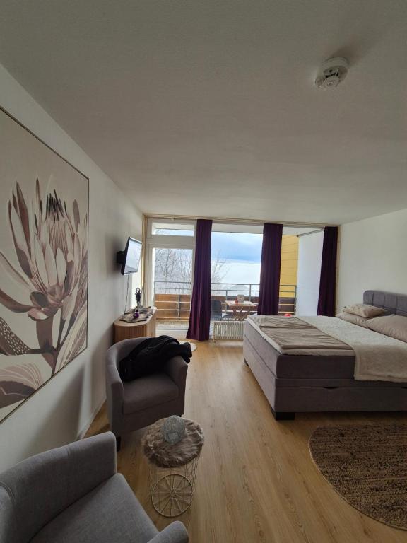 En eller flere senge i et værelse på HoamatBlick Apartment mit Panoramahallenbad