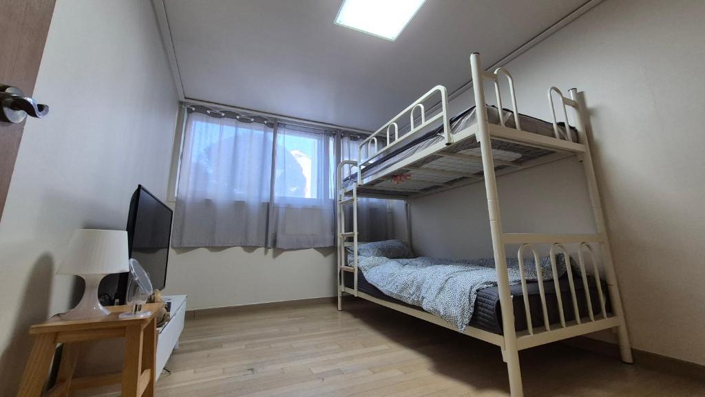 Postel nebo postele na pokoji v ubytování Nick's home01