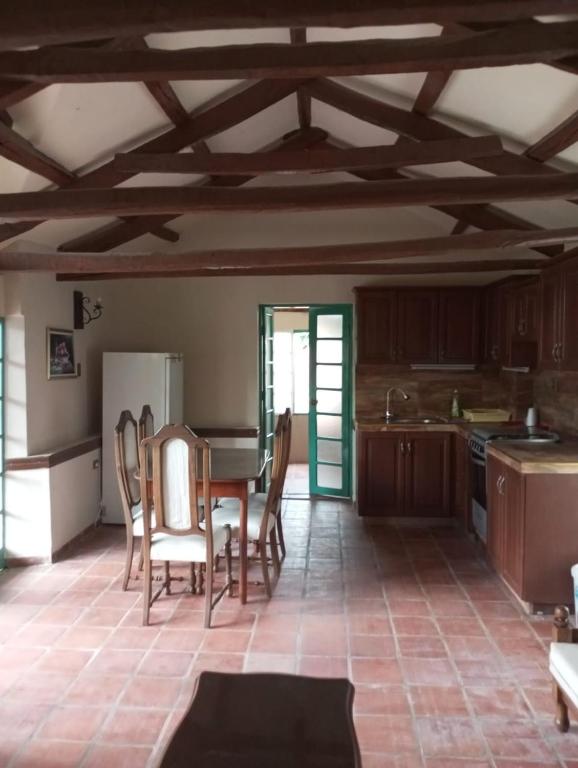 een keuken met een tafel en stoelen in een kamer bij Mya Esencia Espacio Eco Turístico Camping in Tinquipaya