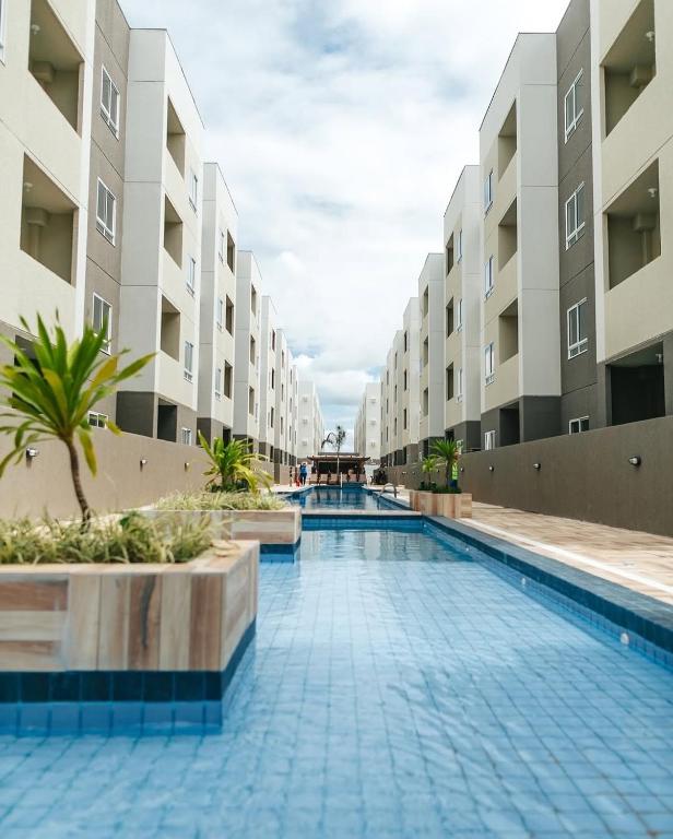 una piscina en medio de un edificio en Apartamento completo com lazer, en João Pessoa