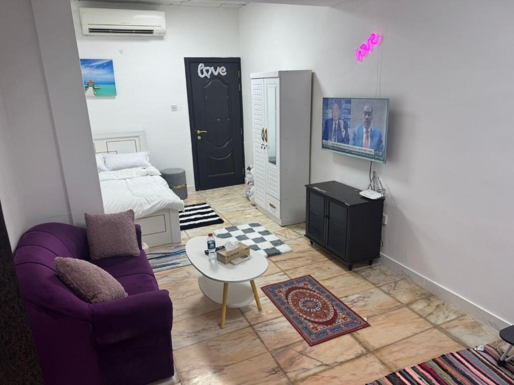 Μια τηλεόραση ή/και κέντρο ψυχαγωγίας στο Karen Studio with pool