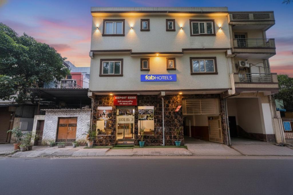 un edificio con una tienda al lado de una calle en FabHotel Airport Sinon, en Nueva Delhi