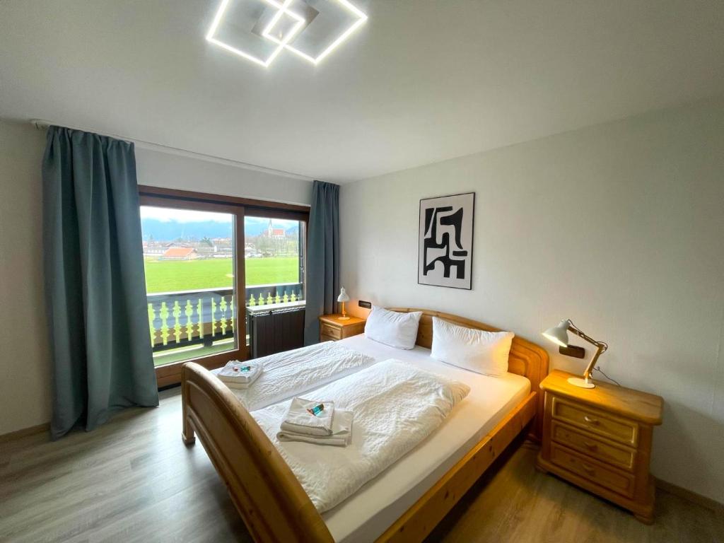 Postel nebo postele na pokoji v ubytování Großzügige Ferienwohnung am Tegernsee mit Südbalkon und Wallbergblick