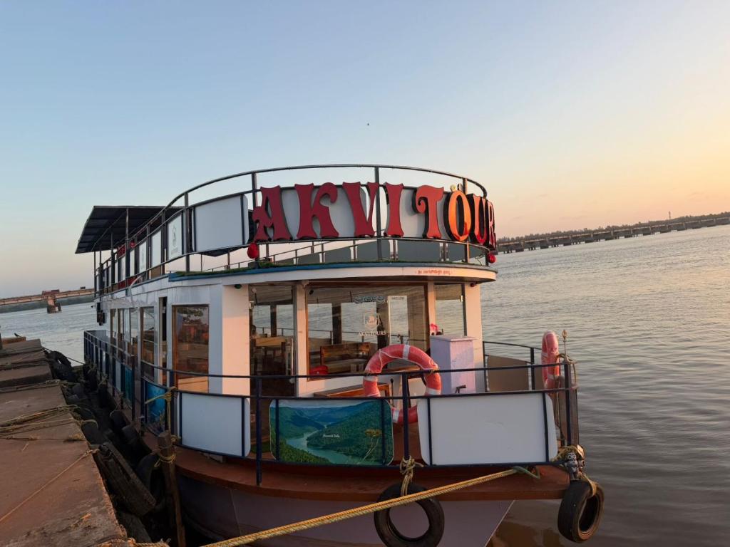 Trinetra Boat House - Dormitory في Honāvar: مرسى قارب العبارة في المرسى