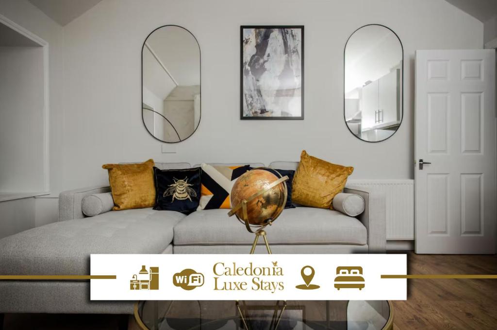 sala de estar con sofá y 2 espejos en Crieff House, en Crieff