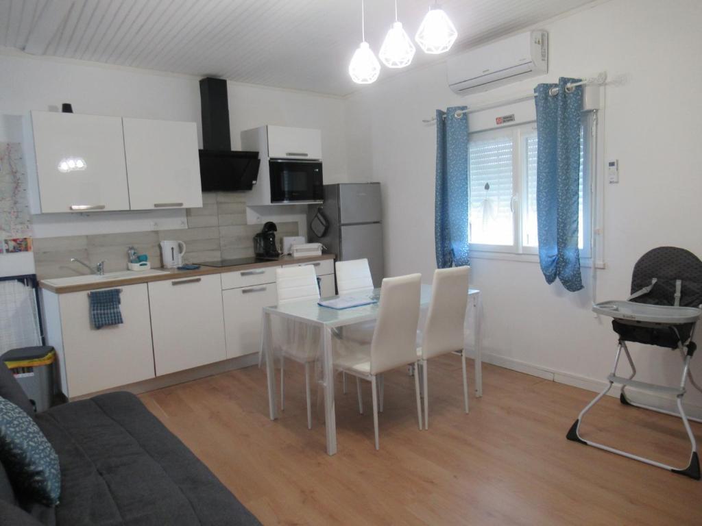 Η κουζίνα ή μικρή κουζίνα στο Gîte la Chaumette appartement Turquoise
