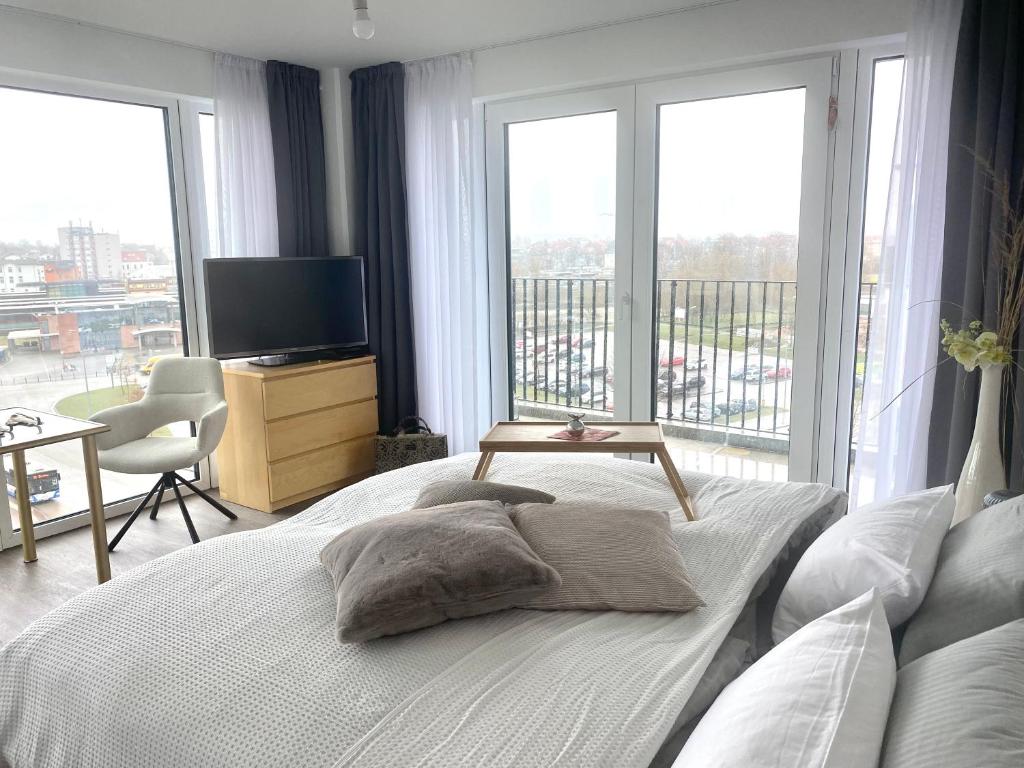 Postel nebo postele na pokoji v ubytování Helles Apartment über den Dächern Rostocks