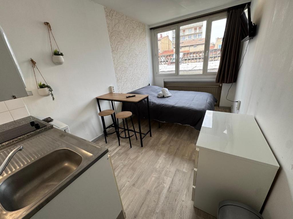 Ένα ή περισσότερα κρεβάτια σε δωμάτιο στο Hyper Centre de Valence - Studio N4