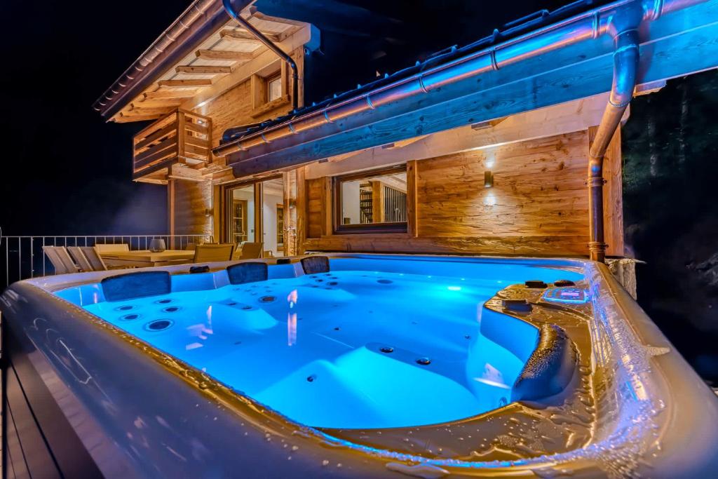 Bazén v ubytování Luxurious Chalet with Sauna & Jacuzzi in Megeve nebo v jeho okolí