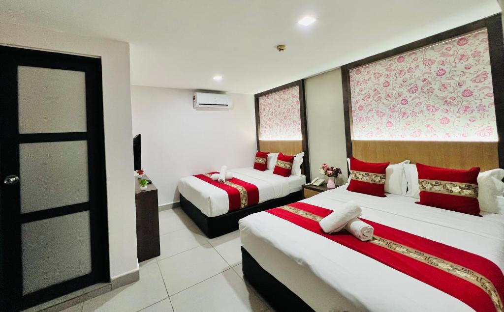 Elite Hotel KL Sentral في كوالالمبور: غرفة فندقية بسريرين وباب