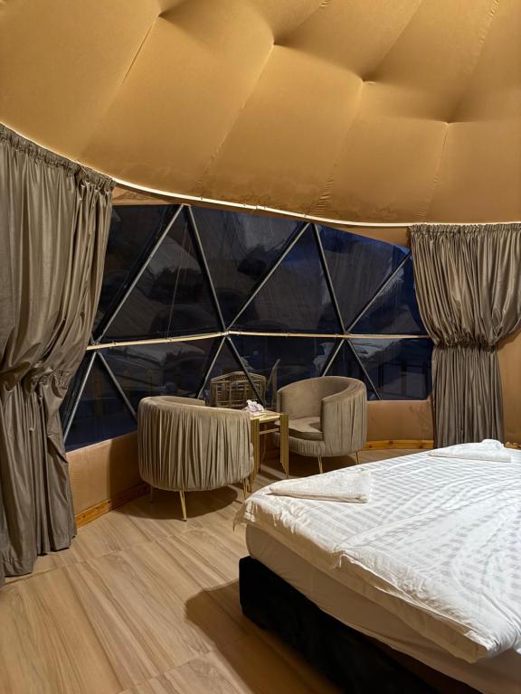 Ένα ή περισσότερα κρεβάτια σε δωμάτιο στο wadi rum camp anas