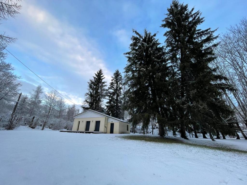 una piccola casa bianca con alberi nella neve di L'échapée du Col Bayard a Gap
