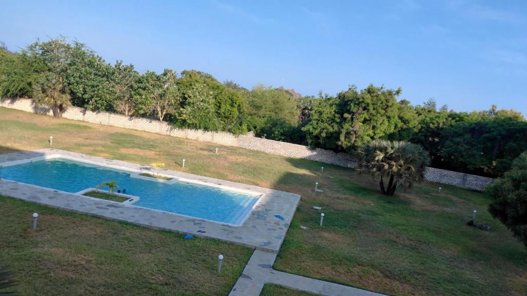 Una vista aérea de un patio con piscina. en Arishi cozy haven, en Malindi