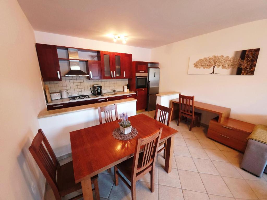 una cucina e una sala da pranzo con tavolo e sedie di Mare a Korčula