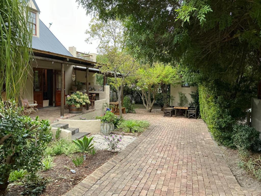 Сад в Swallows Cottages