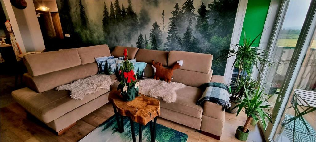 a living room with a couch and a painting at Leśna Przystań Rumia - obok Gdyni i Aquaparku Reda in Rumia