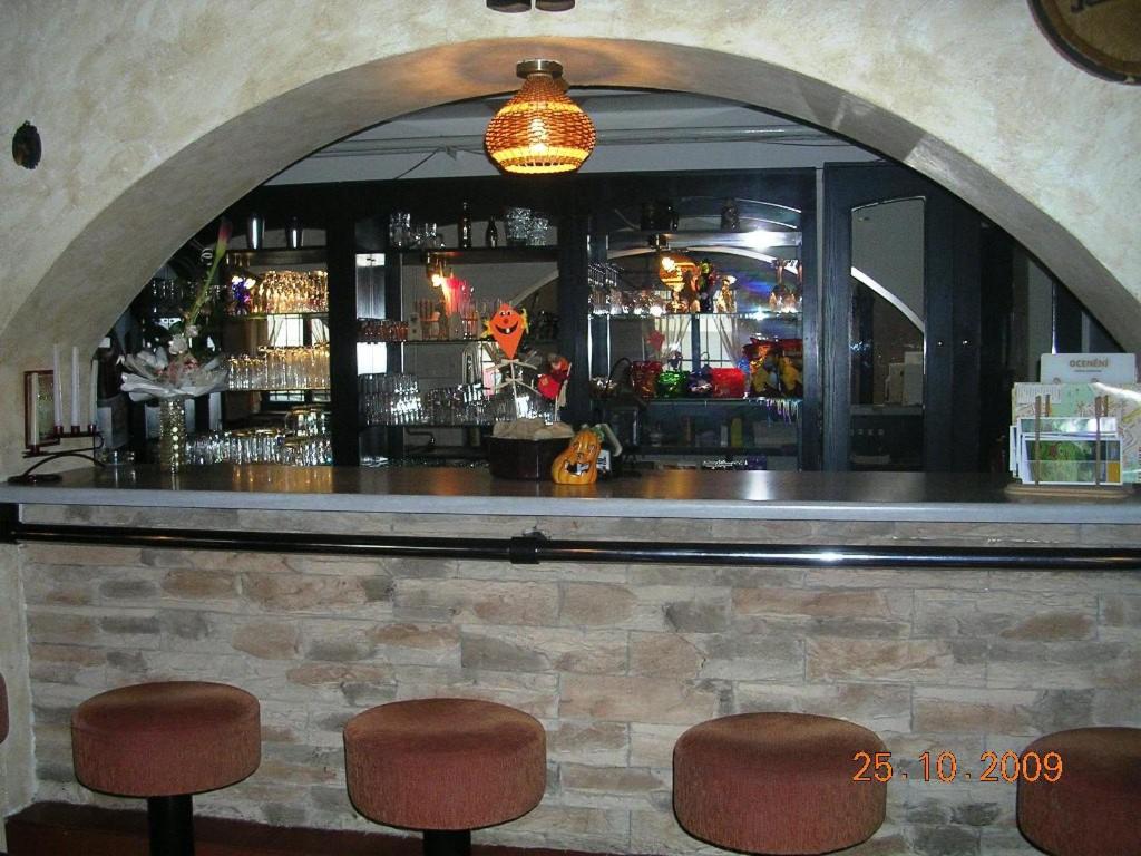 Lounge nebo bar v ubytování Penzion a Restaurace Na Jízdárně