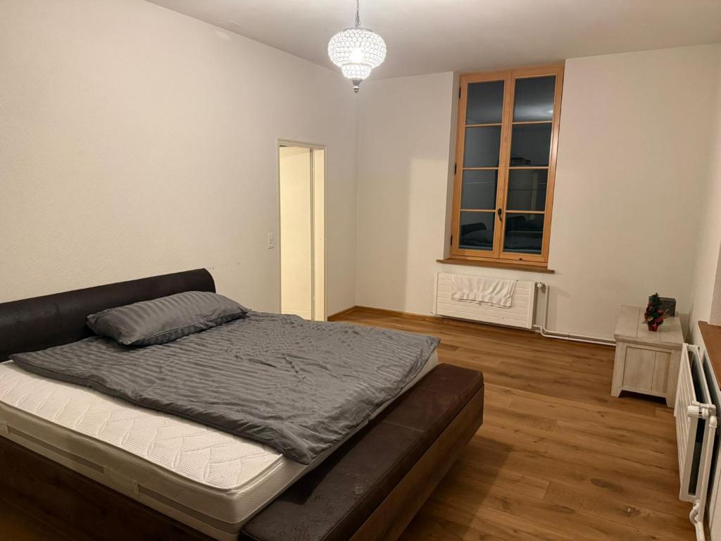 un dormitorio con una cama en una habitación en Gasthorf Löwen Oberburg, en Oberburg