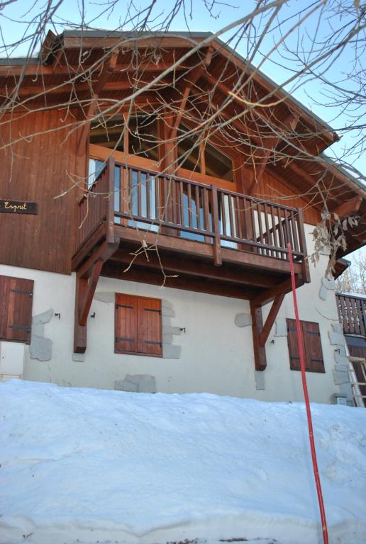 una casa con una terraza a un lado en Chalet La Plagne Montalbert 50m des pistes, en La Plagne Tarentaise
