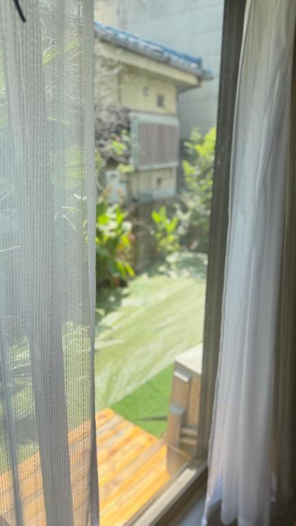 a window with a view of a yard at aiki home in Tokyo