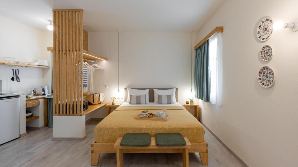 Un pat sau paturi într-o cameră la Capella Skiathos, Residences