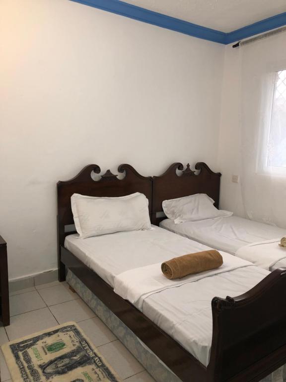 En eller flere senge i et værelse på Charming cottage near the beach