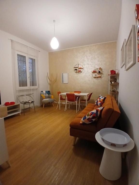 ein Wohnzimmer mit Sofa und Tisch in der Unterkunft Milano Apartment - CarliHaus in Mailand