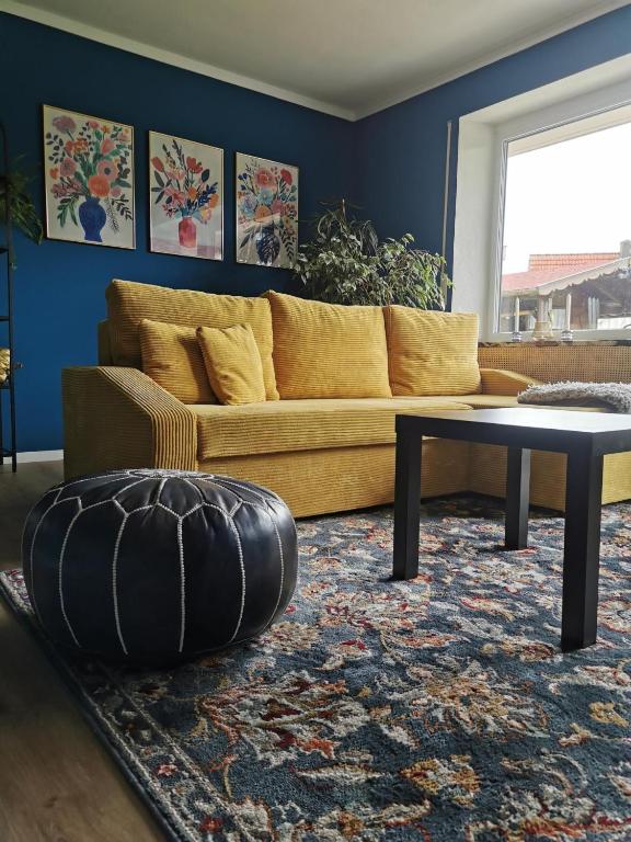 a living room with a couch and a table at Mente Azul in Pullenreuth