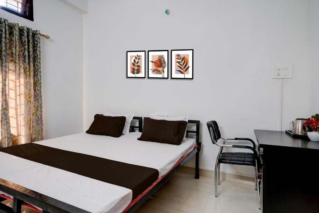 Ένα ή περισσότερα κρεβάτια σε δωμάτιο στο SPOT ON Sanskrit Guest House