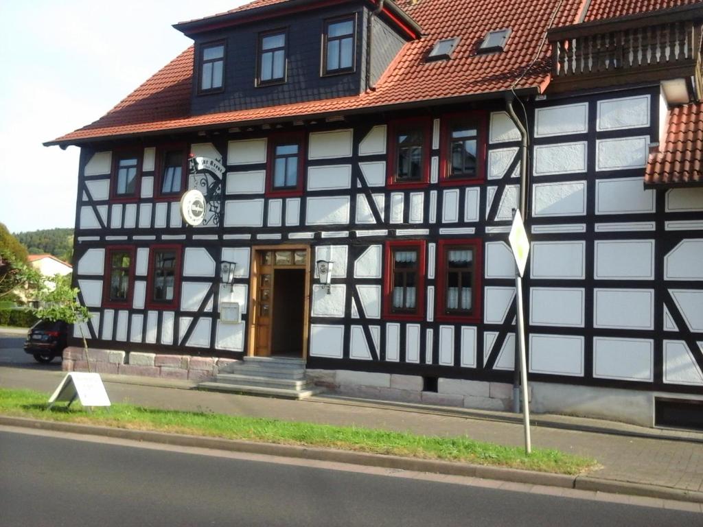 ein Schwarz-Weiß-Gebäude an der Straßenseite in der Unterkunft Landhotel Zur Krone in Kieselbach