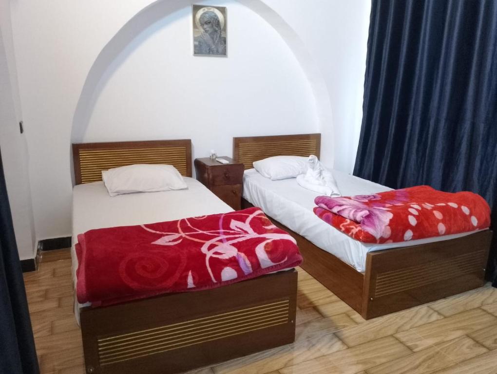 Postel nebo postele na pokoji v ubytování Aki Nira Guest House & اكي نيرا بيتش