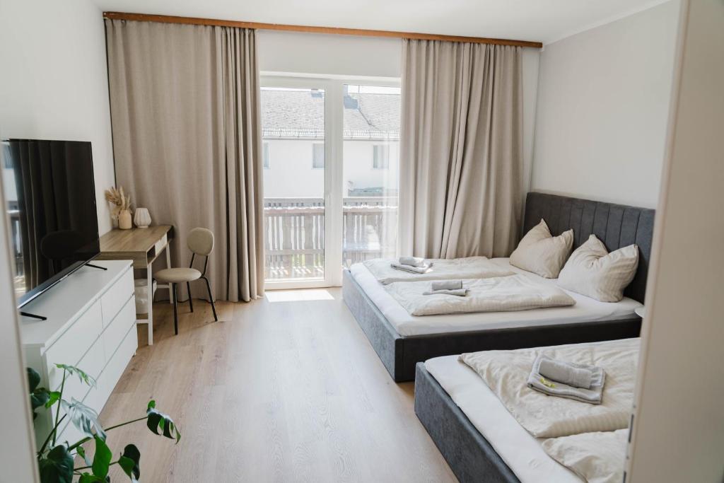 Ένα ή περισσότερα κρεβάτια σε δωμάτιο στο Ferienwohnung Emilia am Wörthersee