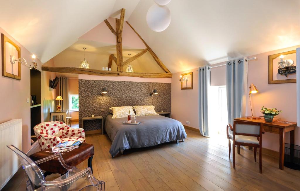 um quarto com uma cama e uma secretária num quarto em La villa des Chouettes em Maisons-lès-Chaource
