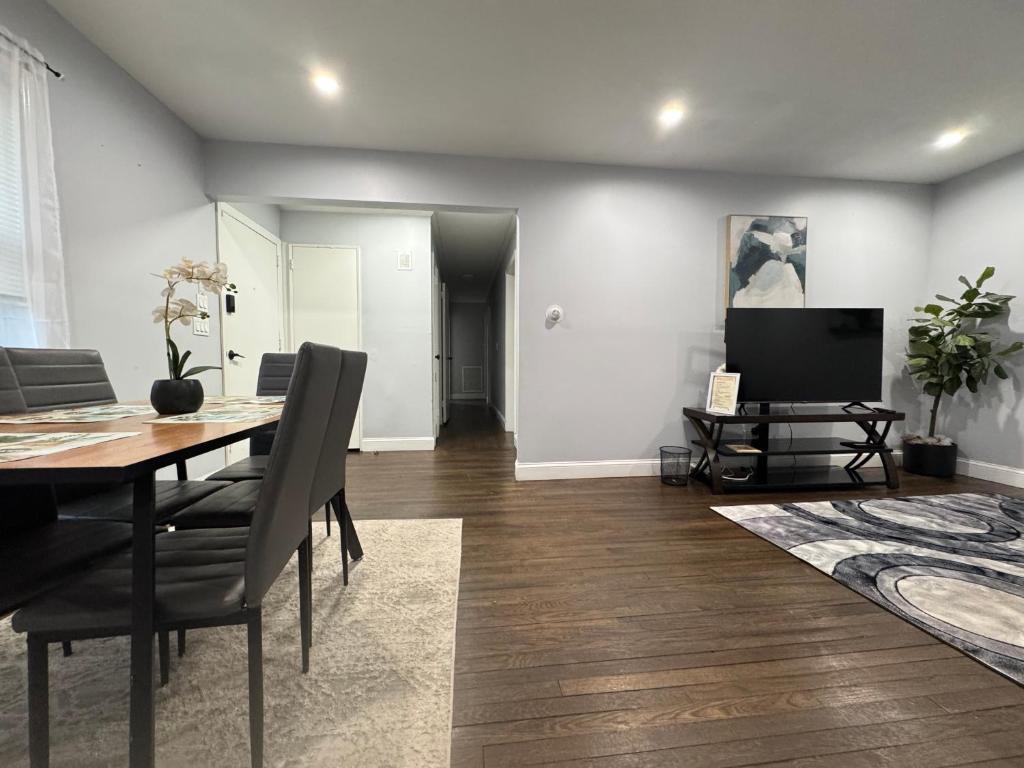 Μια τηλεόραση ή/και κέντρο ψυχαγωγίας στο Spacious 4Bdrs house with parking