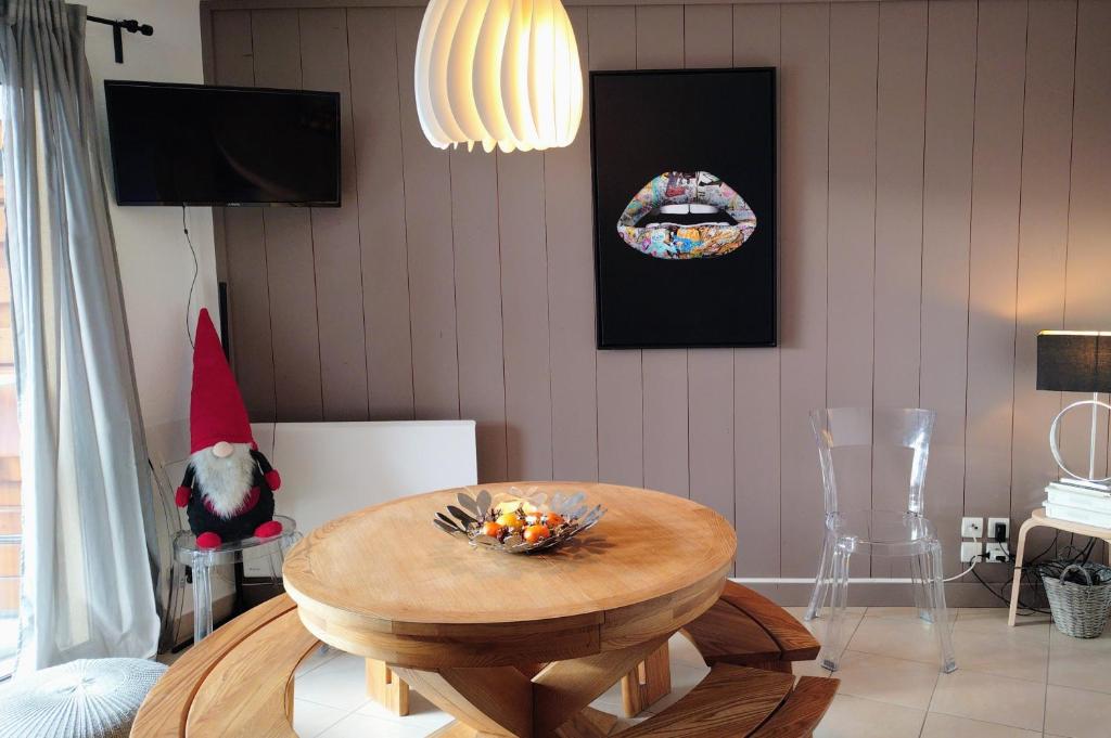 a living room with a table and a santa hat at Très bel appartement pied de pistes 6 pers Serre Chevalier Chantemerle in Saint-Chaffrey