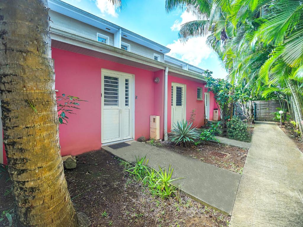 Το κτήριο όπου στεγάζεται  η παραθεριστική κατοικία