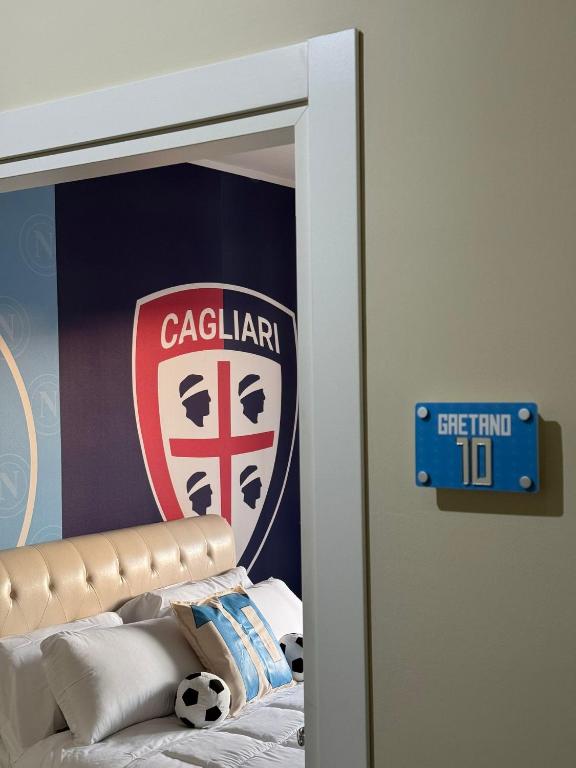 Ein Spiegel in einem Schlafzimmer mit einem Fußballposter an der Wand in der Unterkunft IM 10 affittacamere in Cimitile