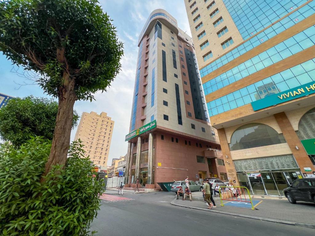 a tall building in the middle of a city at فندق مهوى الفؤاد 2 المعابدة Mahwa Alfoad 2 Hotel in An Naqāʼ