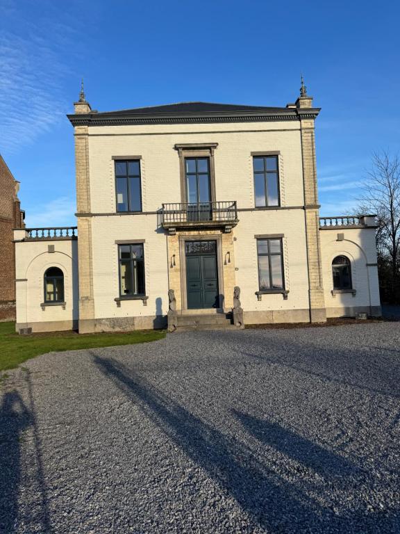 Το κτήριο όπου στεγάζεται  η βίλα