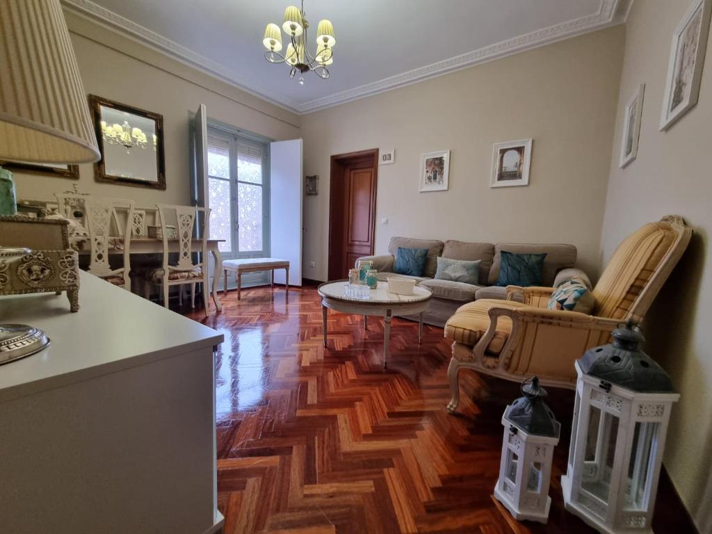 a living room with a couch and a table at Casa de Lorca in Alcalá de Henares