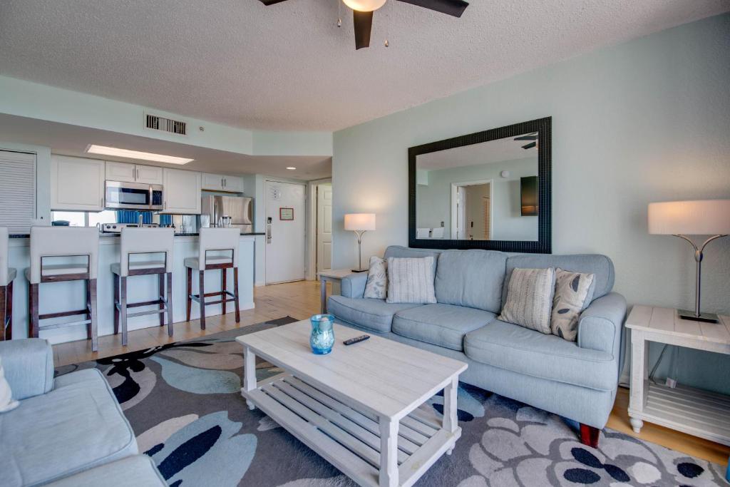 ein Wohnzimmer mit Sofa und Tisch in der Unterkunft The Cayo Coco | Key West Condo with Pool Hot Tub & Balcony Views in Key West