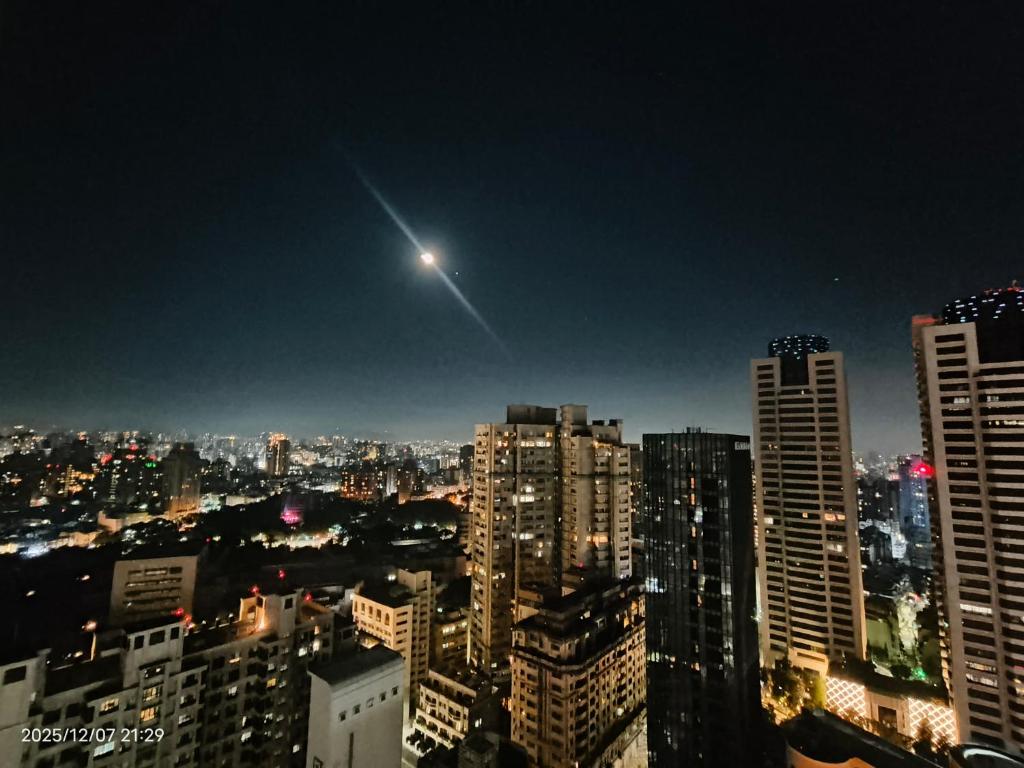 a view of a city skyline at night at Niwill Homestay in Taichung