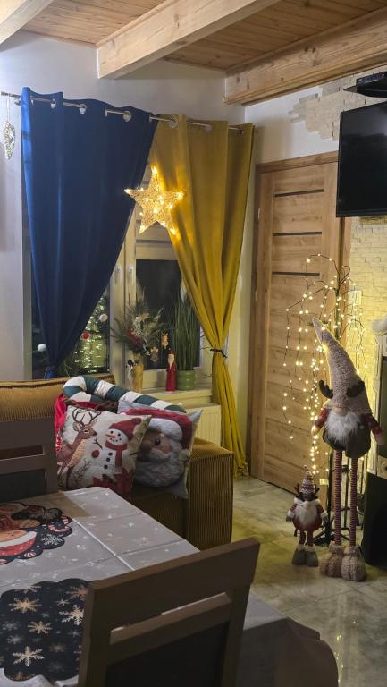 TV a/nebo společenská místnost v ubytování Domki na zielonej łące