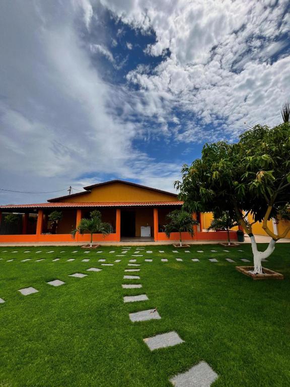 een gazon met stapstenen voor een gebouw bij Casa Beberibe in Beberibe