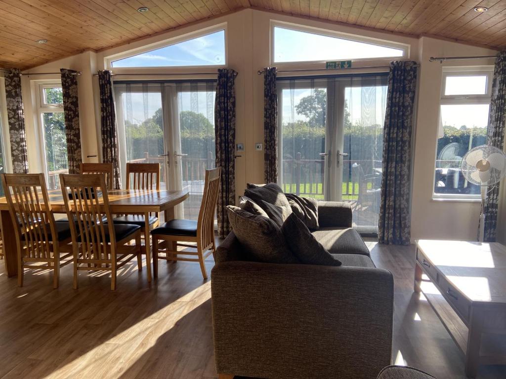 Khu vực ghế ngồi tại Field View 2 bed 'S'- Spruce