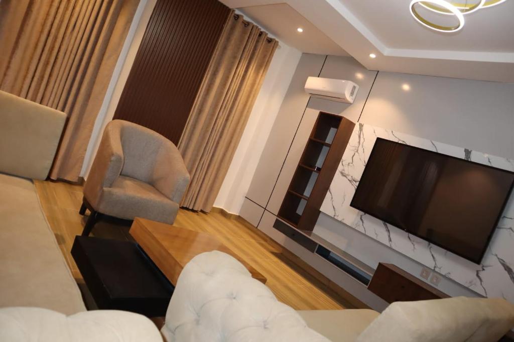 TV a/nebo společenská místnost v ubytování Cathelea Convention and Suites