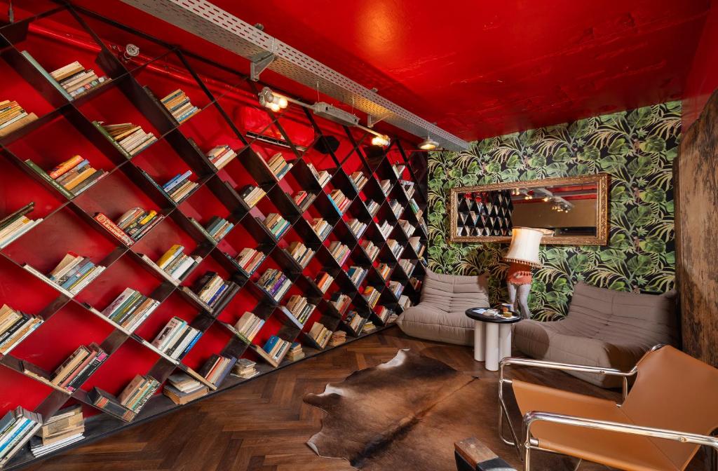 Гостиная зона в Scarlet Hotel