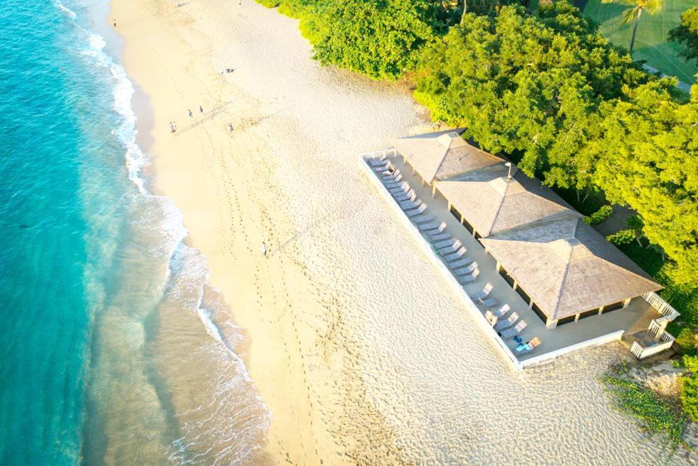 een uitzicht over een strand met parasols en de oceaan bij Maui Eldorado Condo G101 in Kaanapali